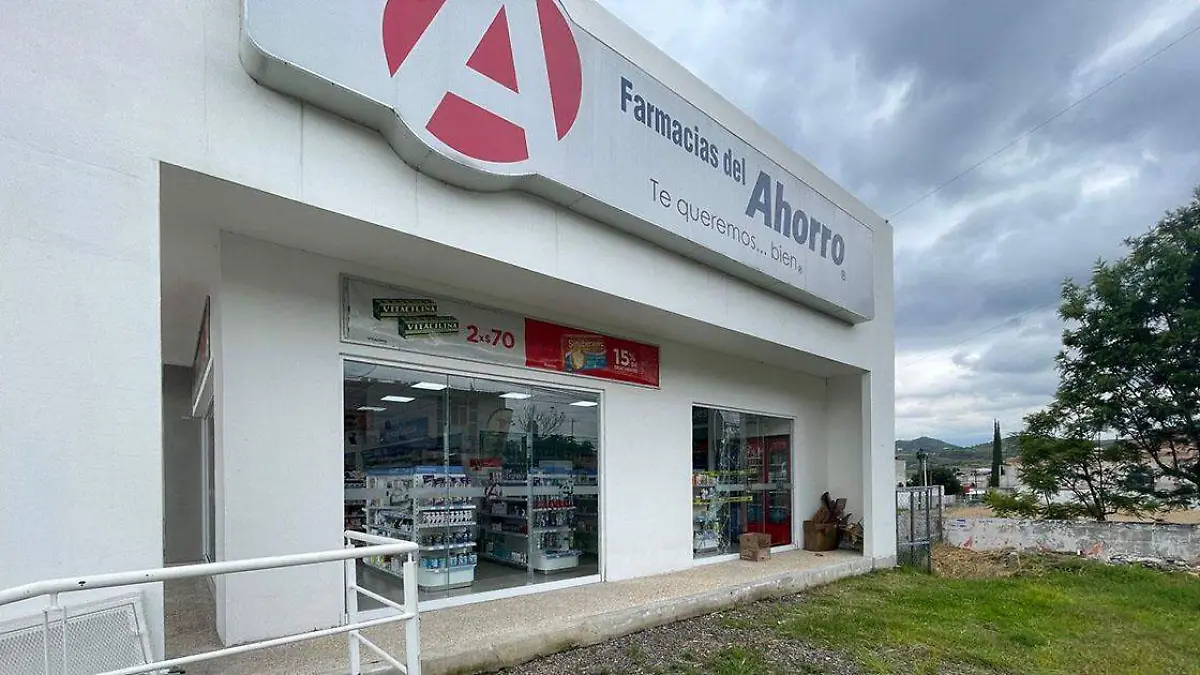 Varios sujetos ingresaron de manera violenta a una sucursal de Farmacia del Ahorro ubicada sobre la carretera federal Atlixco-Puebla